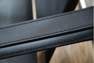 中古　リプロダクト品　ル・コルビュジエ(Le Corbusier)　LC1　本革　スタイリッシュなデザインが目を引くスリングチェア(アームチェア、バスキュランチェア、椅子、イス、レザー、Cassina、カッシーナ)(R-078098)