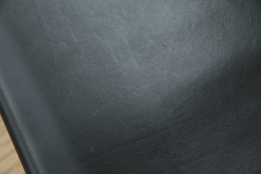 中古　リプロダクト品　ル・コルビュジエ(Le Corbusier)　LC1　本革　スタイリッシュなデザインが目を引くスリングチェア(アームチェア、バスキュランチェア、椅子、イス、レザー、Cassina、カッシーナ)(R-078098)