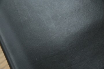 中古　リプロダクト品　ル・コルビュジエ(Le Corbusier)　LC1　本革　スタイリッシュなデザインが目を引くスリングチェア(アームチェア、バスキュランチェア、椅子、イス、レザー、Cassina、カッシーナ)(R-078098)