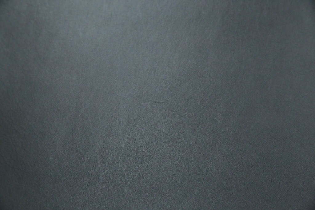 中古　リプロダクト品　ル・コルビュジエ(Le Corbusier)　LC1　本革　スタイリッシュなデザインが目を引くスリングチェア(アームチェア、バスキュランチェア、椅子、イス、レザー、Cassina、カッシーナ)(R-078098)