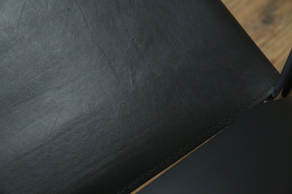 中古　リプロダクト品　ル・コルビュジエ(Le Corbusier)　LC1　本革　スタイリッシュなデザインが目を引くスリングチェア(アームチェア、バスキュランチェア、椅子、イス、レザー、Cassina、カッシーナ)(R-078098)