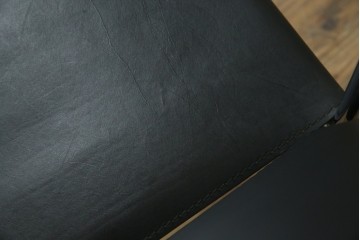 中古　リプロダクト品　ル・コルビュジエ(Le Corbusier)　LC1　本革　スタイリッシュなデザインが目を引くスリングチェア(アームチェア、バスキュランチェア、椅子、イス、レザー、Cassina、カッシーナ)(R-078098)