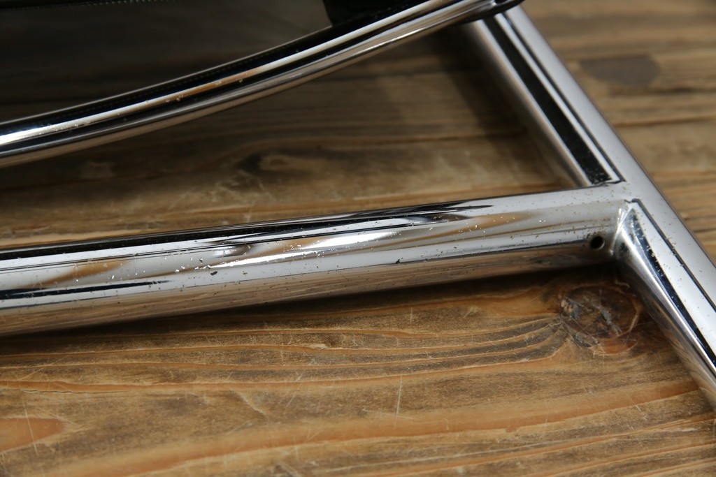 中古　リプロダクト品　ル・コルビュジエ(Le Corbusier)　LC1　本革　スタイリッシュなデザインが目を引くスリングチェア(アームチェア、バスキュランチェア、椅子、イス、レザー、Cassina、カッシーナ)(R-078098)