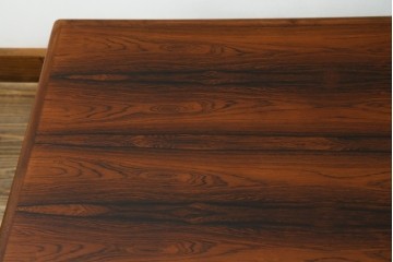 北欧ヴィンテージ　ノルウェー　 BRUKSBO(ブルクスボ) 　Mellemstrands Trevareindustri　ローズウッド材の美しい杢目が目を引くローテーブル　(R-078099)