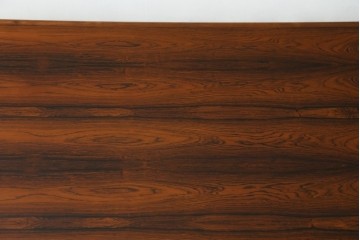 北欧ヴィンテージ　ノルウェー　 BRUKSBO(ブルクスボ) 　Mellemstrands Trevareindustri　ローズウッド材の美しい杢目が目を引くローテーブル　(R-078099)