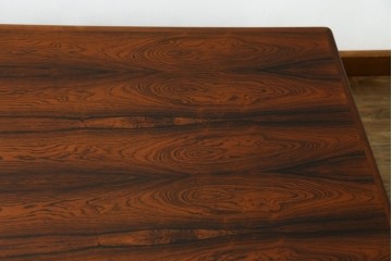 北欧ヴィンテージ　ノルウェー　 BRUKSBO(ブルクスボ) 　Mellemstrands Trevareindustri　ローズウッド材の美しい杢目が目を引くローテーブル　(R-078099)