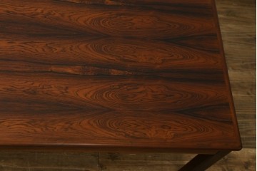 北欧ヴィンテージ　ノルウェー　 BRUKSBO(ブルクスボ) 　Mellemstrands Trevareindustri　ローズウッド材の美しい杢目が目を引くローテーブル　(R-078099)