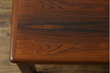 北欧ヴィンテージ　ノルウェー　 BRUKSBO(ブルクスボ) 　Mellemstrands Trevareindustri　ローズウッド材の美しい杢目が目を引くローテーブル　(R-078099)