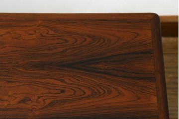 北欧ヴィンテージ　ノルウェー　 BRUKSBO(ブルクスボ) 　Mellemstrands Trevareindustri　ローズウッド材の美しい杢目が目を引くローテーブル　(R-078099)