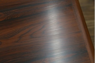 北欧ヴィンテージ　ノルウェー　 BRUKSBO(ブルクスボ) 　Mellemstrands Trevareindustri　ローズウッド材の美しい杢目が目を引くローテーブル　(R-078099)