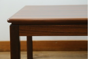 北欧ヴィンテージ　ノルウェー　 BRUKSBO(ブルクスボ) 　Mellemstrands Trevareindustri　ローズウッド材の美しい杢目が目を引くローテーブル　(R-078099)
