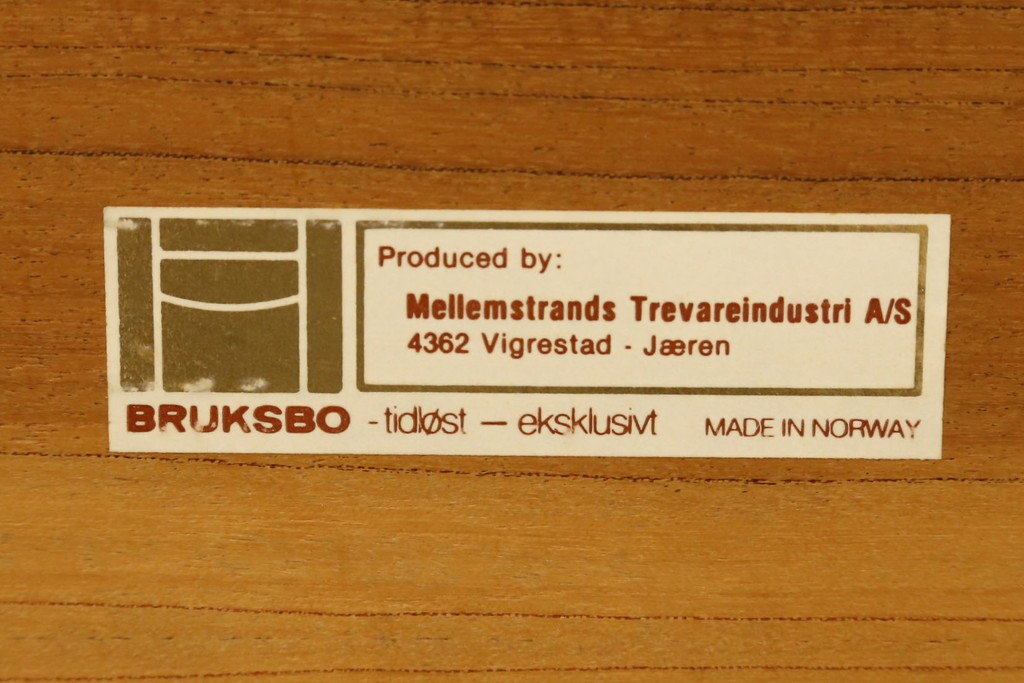 北欧ヴィンテージ　ノルウェー　 BRUKSBO(ブルクスボ) 　Mellemstrands Trevareindustri　ローズウッド材の美しい杢目が目を引くローテーブル　(R-078099)