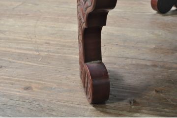 和製アンティーク　民芸家具　朱塗り　細やかな彫刻が目を引くアクセントになる円卓(丸座卓、丸テーブル、ちゃぶ台、ラウンドテーブル、ローテーブル、リビングテーブル)(R-078104)