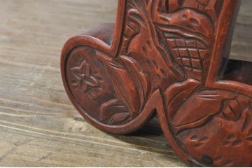 和製アンティーク　民芸家具　朱塗り　細やかな彫刻が目を引くアクセントになる円卓(丸座卓、丸テーブル、ちゃぶ台、ラウンドテーブル、ローテーブル、リビングテーブル)(R-078104)