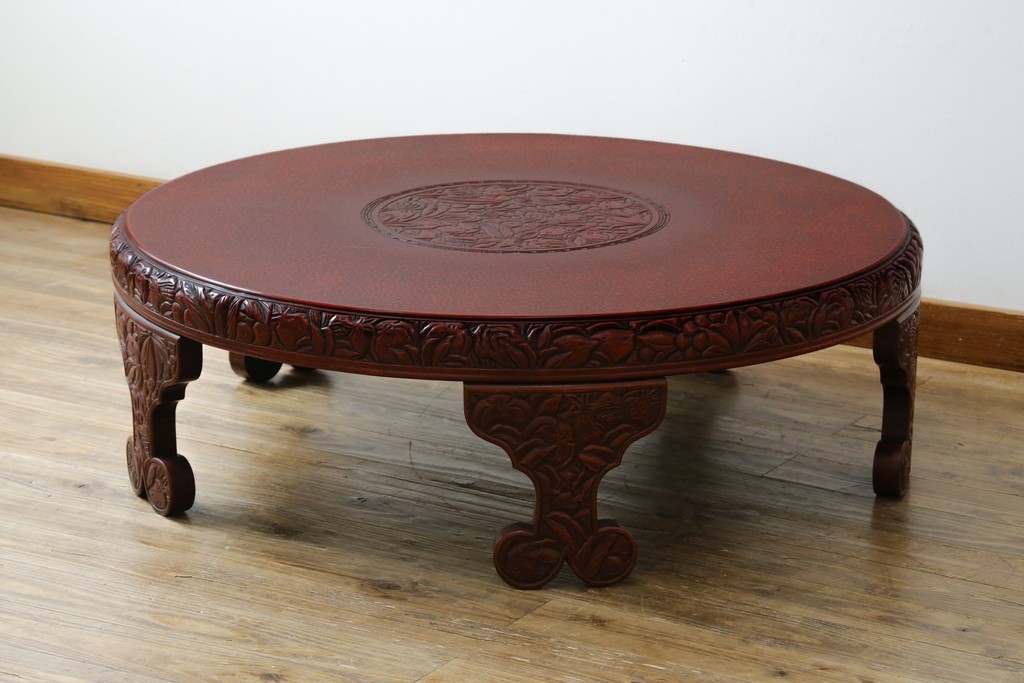 和製アンティーク　民芸家具　朱塗り　細やかな彫刻が目を引くアクセントになる円卓　(R-078104)