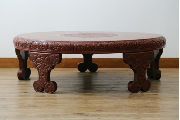 和製アンティーク　民芸家具　朱塗り　細やかな彫刻が目を引くアクセントになる円卓　(R-078104)