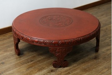 和製アンティーク　民芸家具　朱塗り　細やかな彫刻が目を引くアクセントになる円卓　(R-078104)