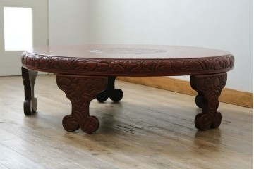 和製アンティーク　民芸家具　朱塗り　細やかな彫刻が目を引くアクセントになる円卓　(R-078104)