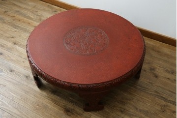 和製アンティーク　民芸家具　朱塗り　細やかな彫刻が目を引くアクセントになる円卓　(R-078104)