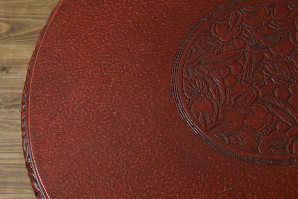 和製アンティーク　民芸家具　朱塗り　細やかな彫刻が目を引くアクセントになる円卓　(R-078104)