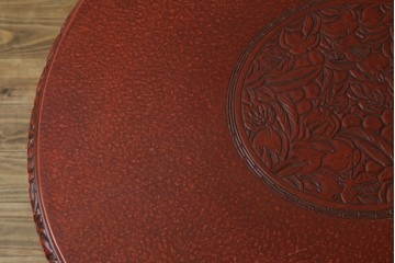 和製アンティーク　民芸家具　朱塗り　細やかな彫刻が目を引くアクセントになる円卓　(R-078104)