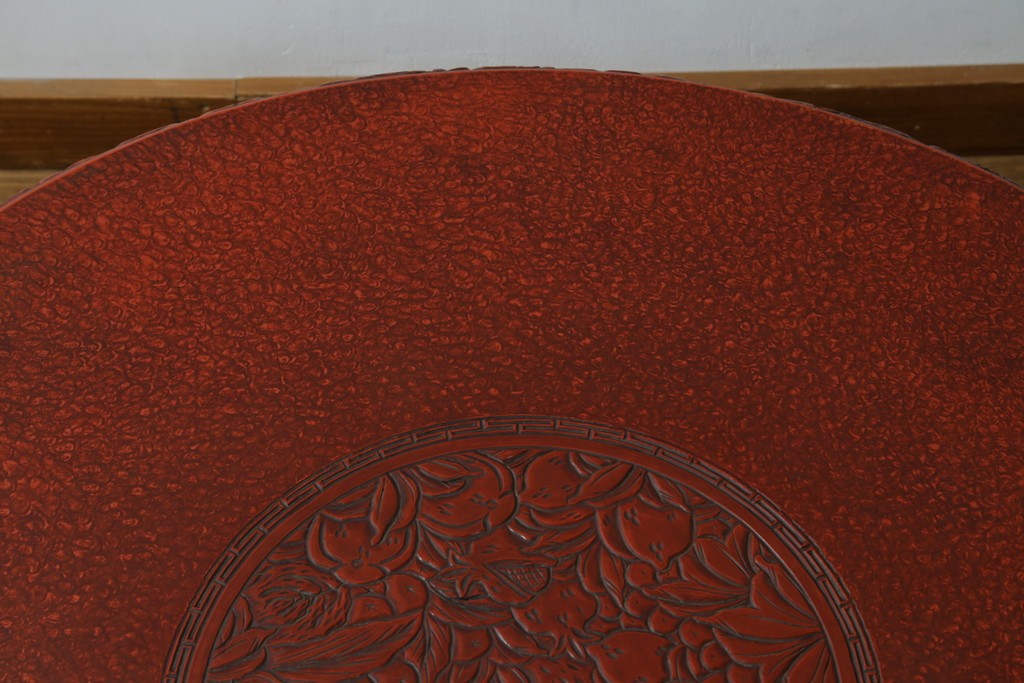 和製アンティーク　民芸家具　朱塗り　細やかな彫刻が目を引くアクセントになる円卓　(R-078104)