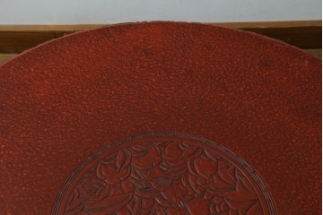 和製アンティーク　民芸家具　朱塗り　細やかな彫刻が目を引くアクセントになる円卓　(R-078104)