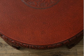 和製アンティーク　民芸家具　朱塗り　細やかな彫刻が目を引くアクセントになる円卓　(R-078104)