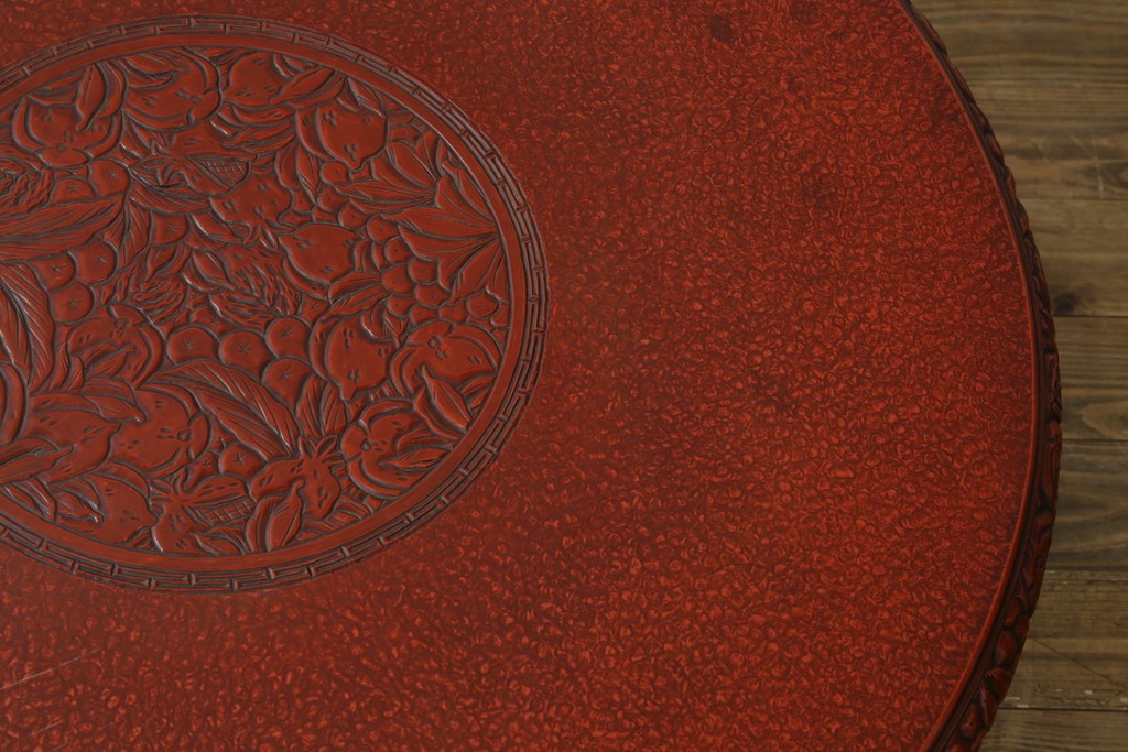 和製アンティーク　民芸家具　朱塗り　細やかな彫刻が目を引くアクセントになる円卓　(R-078104)