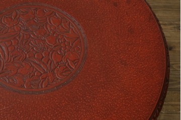 和製アンティーク　民芸家具　朱塗り　細やかな彫刻が目を引くアクセントになる円卓　(R-078104)