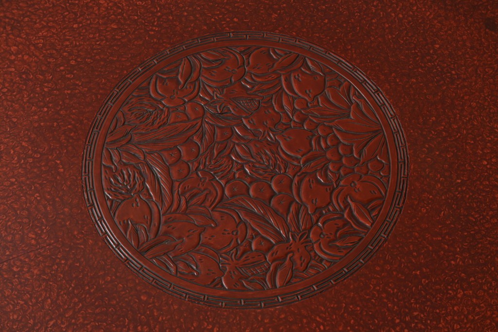 和製アンティーク　民芸家具　朱塗り　細やかな彫刻が目を引くアクセントになる円卓　(R-078104)
