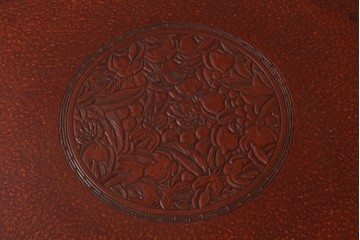 和製アンティーク　民芸家具　朱塗り　細やかな彫刻が目を引くアクセントになる円卓　(R-078104)