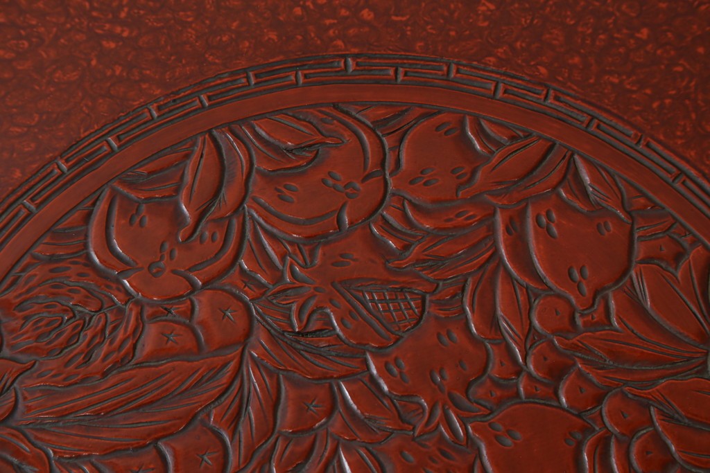 和製アンティーク　民芸家具　朱塗り　細やかな彫刻が目を引くアクセントになる円卓　(R-078104)