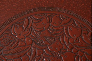 和製アンティーク　民芸家具　朱塗り　細やかな彫刻が目を引くアクセントになる円卓　(R-078104)