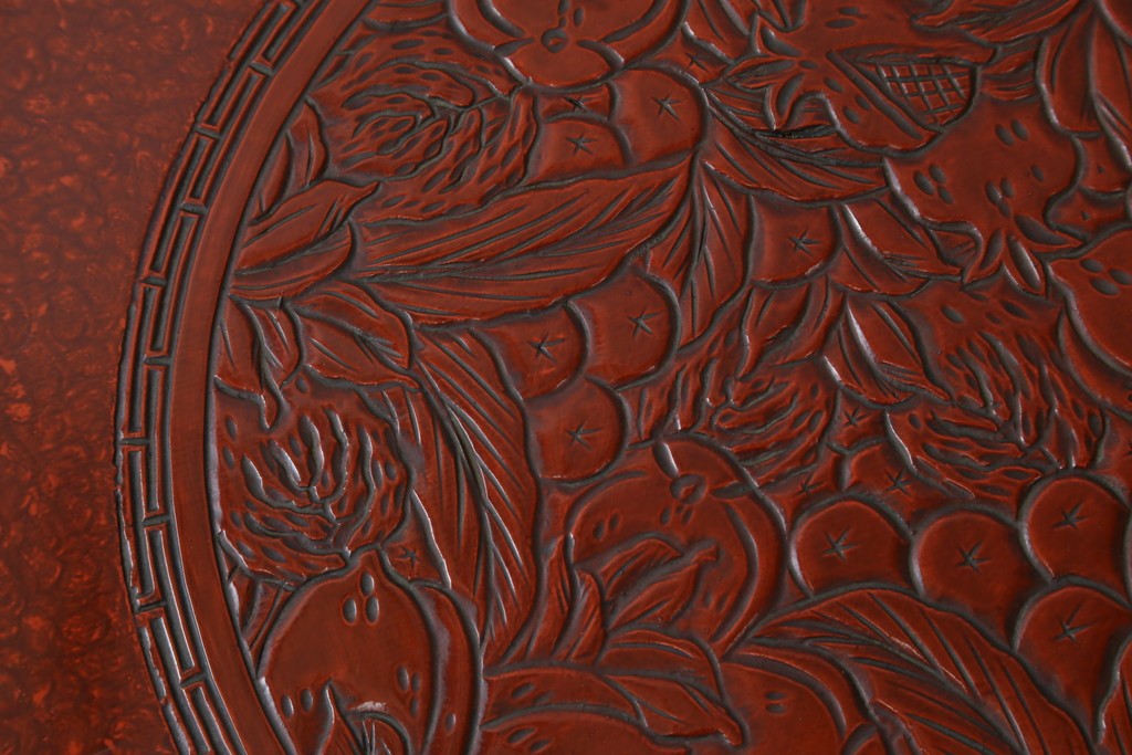 和製アンティーク　民芸家具　朱塗り　細やかな彫刻が目を引くアクセントになる円卓　(R-078104)