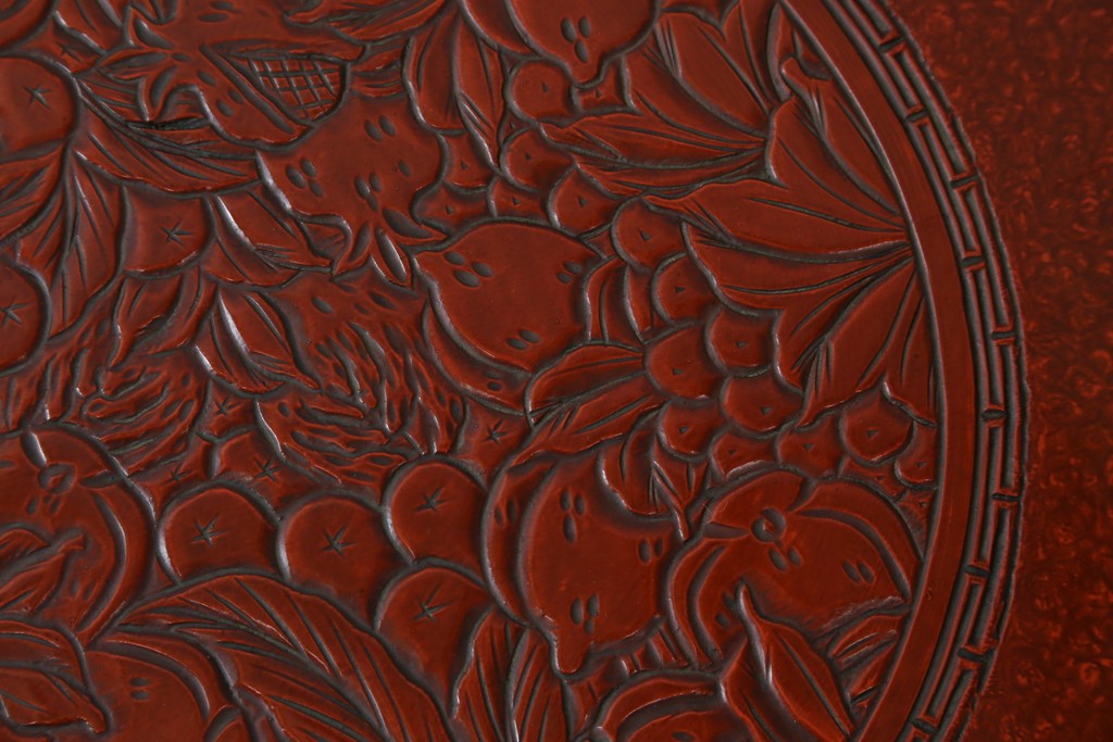 和製アンティーク　民芸家具　朱塗り　細やかな彫刻が目を引くアクセントになる円卓　(R-078104)