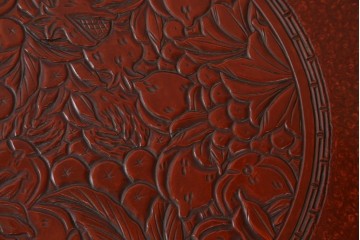 和製アンティーク　民芸家具　朱塗り　細やかな彫刻が目を引くアクセントになる円卓　(R-078104)