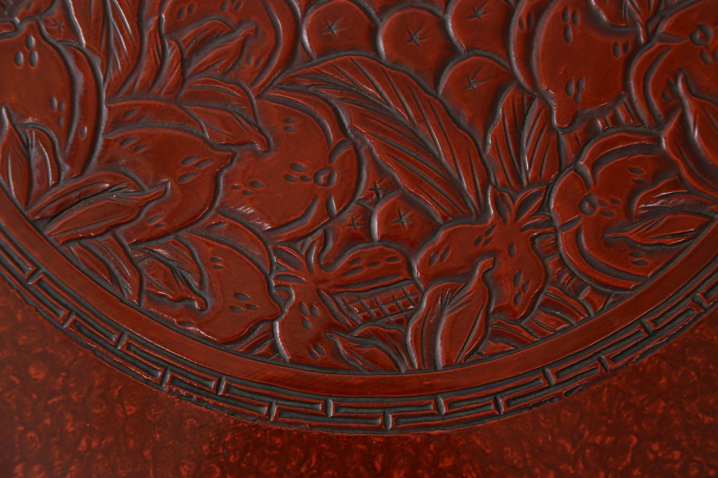 和製アンティーク　民芸家具　朱塗り　細やかな彫刻が目を引くアクセントになる円卓　(R-078104)