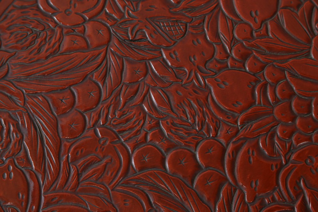 和製アンティーク　民芸家具　朱塗り　細やかな彫刻が目を引くアクセントになる円卓　(R-078104)