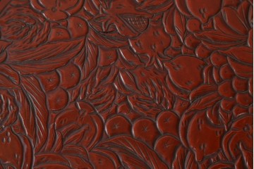 和製アンティーク　民芸家具　朱塗り　細やかな彫刻が目を引くアクセントになる円卓　(R-078104)