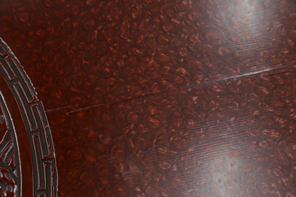 和製アンティーク　民芸家具　朱塗り　細やかな彫刻が目を引くアクセントになる円卓　(R-078104)