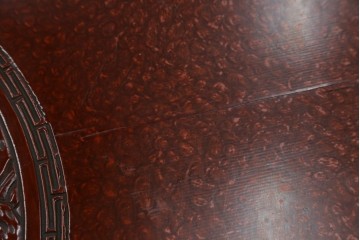 和製アンティーク　民芸家具　朱塗り　細やかな彫刻が目を引くアクセントになる円卓　(R-078104)