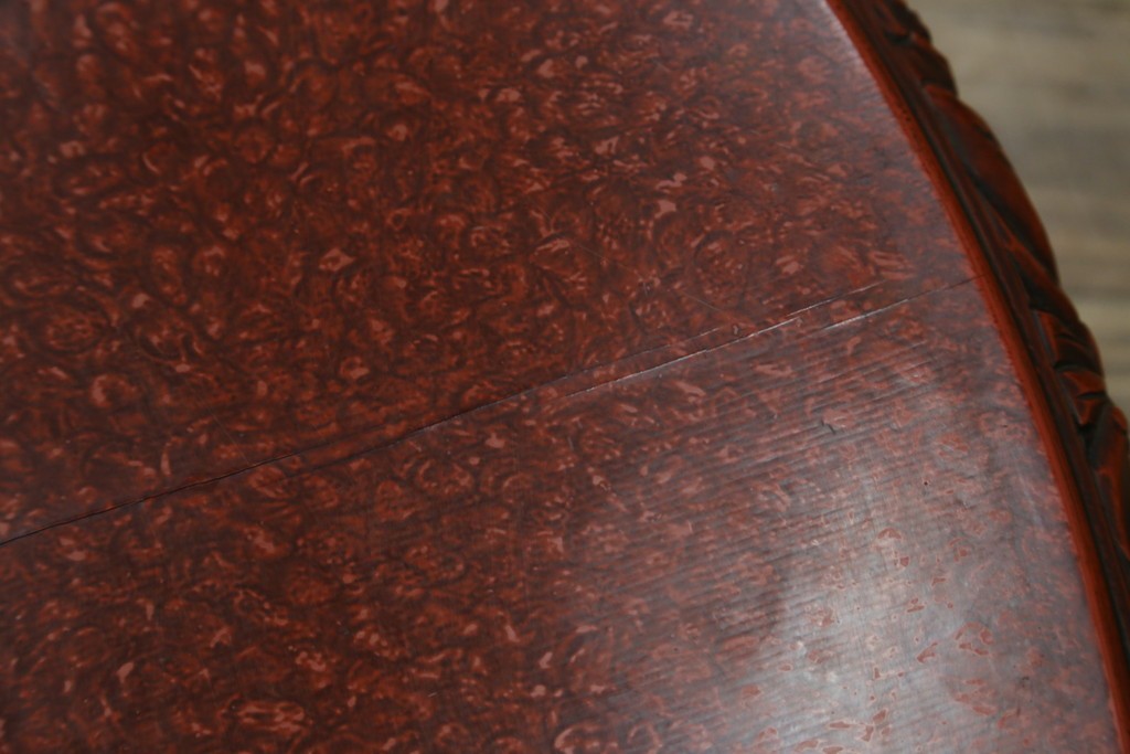 和製アンティーク　民芸家具　朱塗り　細やかな彫刻が目を引くアクセントになる円卓　(R-078104)
