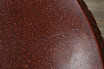 和製アンティーク　民芸家具　朱塗り　細やかな彫刻が目を引くアクセントになる円卓　(R-078104)