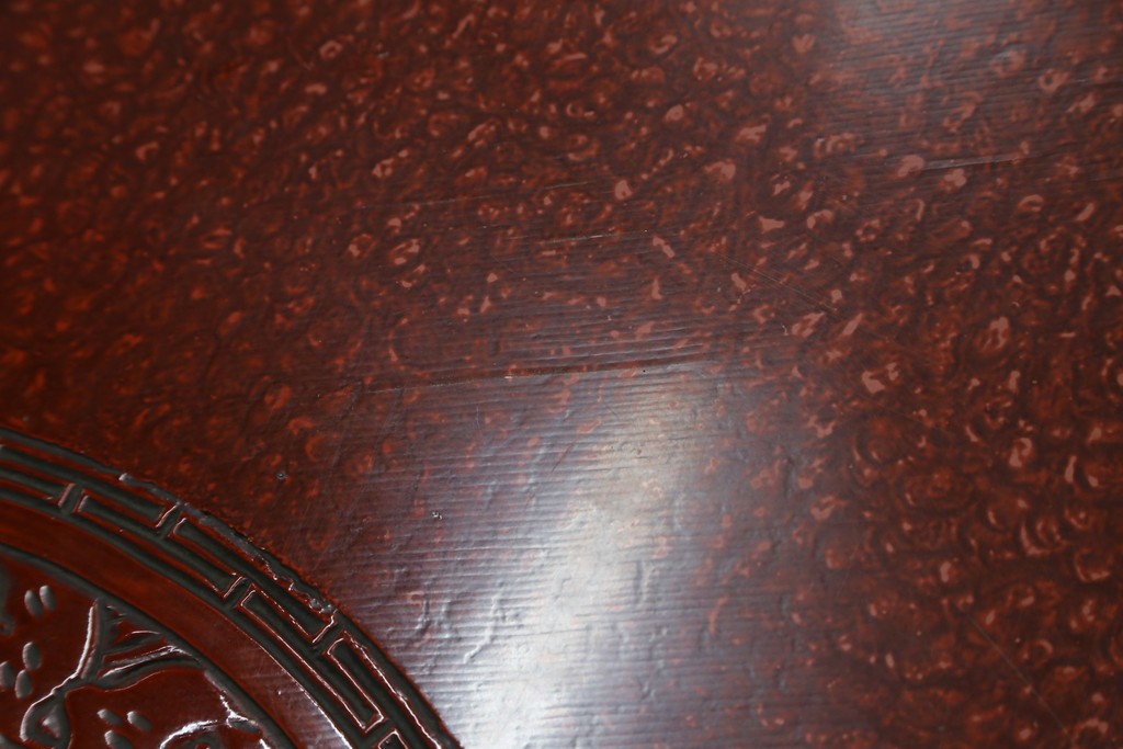 和製アンティーク　民芸家具　朱塗り　細やかな彫刻が目を引くアクセントになる円卓　(R-078104)