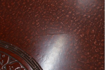 和製アンティーク　民芸家具　朱塗り　細やかな彫刻が目を引くアクセントになる円卓　(R-078104)