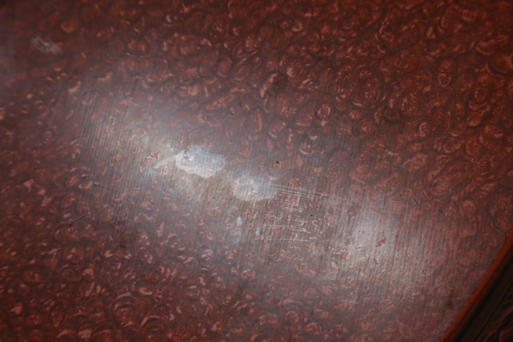 和製アンティーク　民芸家具　朱塗り　細やかな彫刻が目を引くアクセントになる円卓　(R-078104)