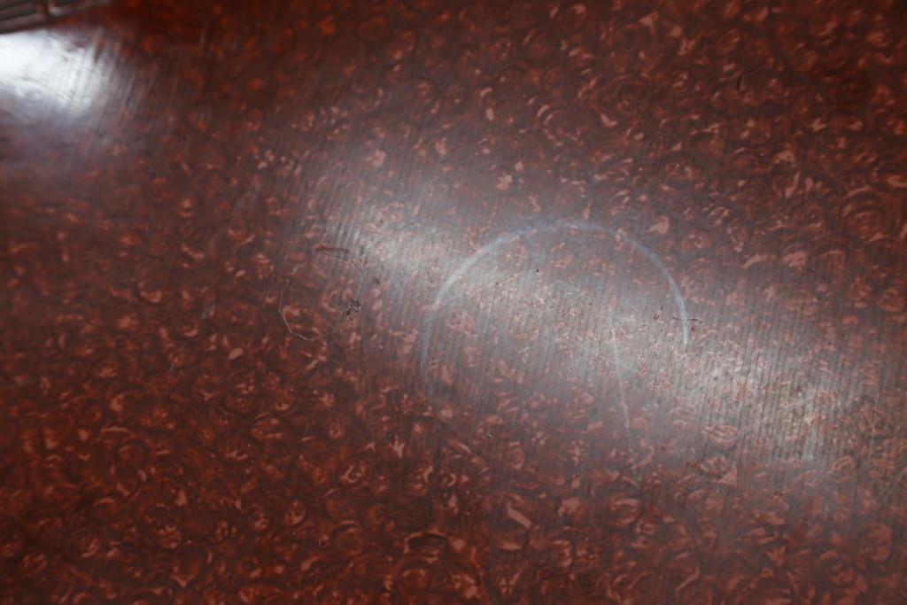 和製アンティーク　民芸家具　朱塗り　細やかな彫刻が目を引くアクセントになる円卓　(R-078104)