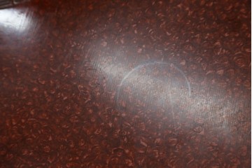 和製アンティーク　民芸家具　朱塗り　細やかな彫刻が目を引くアクセントになる円卓　(R-078104)