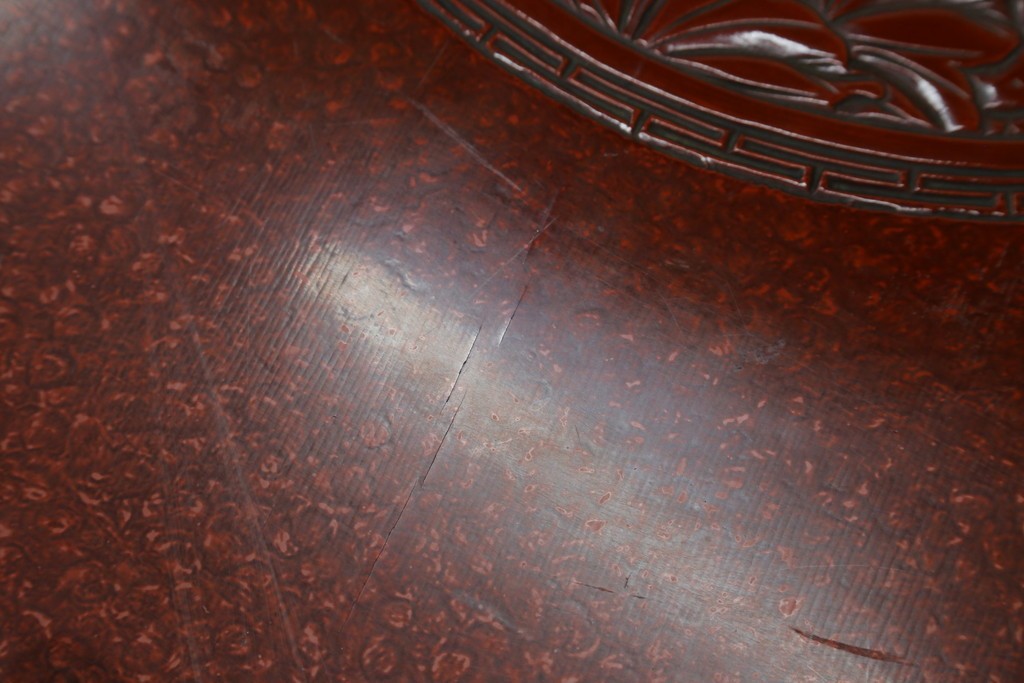 和製アンティーク　民芸家具　朱塗り　細やかな彫刻が目を引くアクセントになる円卓　(R-078104)